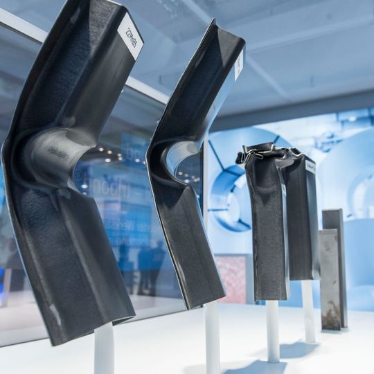Tribond gibt es bislang in zwei Ausführungen. Eine 1200er Variante zum Beispiel für Längsträger im Fahrzeug (rechts) und eine festere 1400er Auslegung für starke Biegebeanspruchungen, die beispielsweise bei B-Säulen auftreten können (links). Tribond gibt es bislang in zwei Ausführungen. Eine 1200er Variante zum Beispiel für Längsträger im Fahrzeug (rechts) und eine festere 1400er Auslegung für starke Biegebeanspruchungen, die beispielsweise bei B-Säulen auftreten können (links).