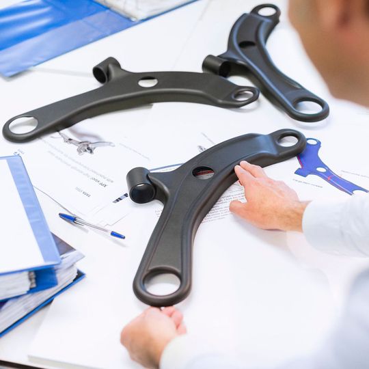 Der Premiumstahl XPF800 sorgt mit seiner verbesserten Balance zwischen Lochaufweitungsfähigkeit und Bruchdehnung für Designfreiheit bei anspruchsvollen Fahrwerksanwendungen wie untere Querlenker. Der Premiumstahl XPF800 sorgt mit seiner verbesserten Balance zwischen Lochaufweitungsfähigkeit und Bruchdehnung für Designfreiheit bei anspruchsvollen Fahrwerksanwendungen wie untere Querlenker.