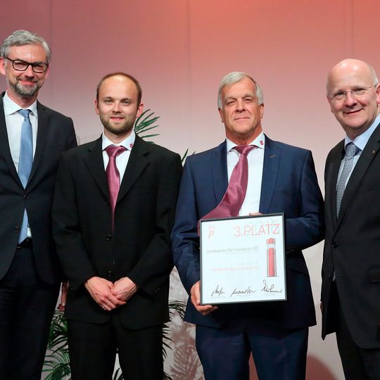 Freude bei Geschäftsführer Franz Perndorfer (2.v.r.) und Daniel Paster, der mit seinem Team die Servo-Jet 4000 entwickelt hat (2.v.l.). Wirtschaftslandesrat Dr. Michael Strugl (li.) und der Generaldirektor der Sparkasse OÖ., Dr. Michael Rockenschaub (re.), überreichten den Preis. Freude bei Geschäftsführer Franz Perndorfer (2.v.r.) und Daniel Paster, der mit seinem Team die Servo-Jet 4000 entwickelt hat (2.v.l.). Wirtschaftslandesrat Dr. Michael Strugl (li.) und der Generaldirektor der Sparkasse OÖ., Dr. Michael Rockenschaub (re.), überreichten den Preis.