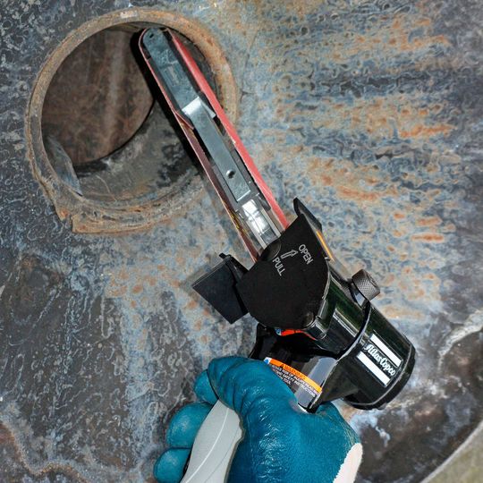 Der neue Bandschleifer G2420 aus der Pro-Serie von Atlas Copco Tools erreicht mit seinen 19 mm x 520 mm großen Schleifbändern und dem langen serienmäßigen Kontaktarm verwinkelte und tiefliegende Stellen. Mit ihm lassen sich auch größere Oberflächen effizient und wirtschaftlich bearbeiten. Der neue Bandschleifer G2420 aus der Pro-Serie von Atlas Copco Tools erreicht mit seinen 19 mm x 520 mm großen Schleifbändern und dem langen serienmäßigen Kontaktarm verwinkelte und tiefliegende Stellen. Mit ihm lassen sich auch größere Oberflächen effizient und wirtschaftlich bearbeiten.