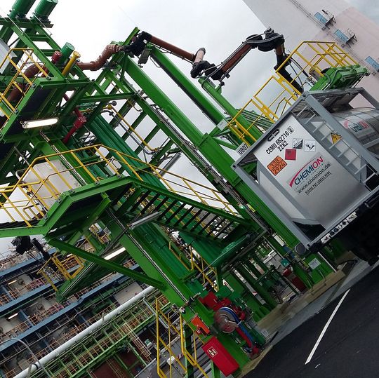 Die neue Übernahmestation B 796 beim Entleeren eines ISO-Tankcontainers. Im Hintergrund ist die Rückstandsverbrennungsanlage (RVAD) zu sehen. Die neue Übernahmestation B 796 beim Entleeren eines ISO-Tankcontainers. Im Hintergrund ist die Rückstandsverbrennungsanlage (RVAD) zu sehen.