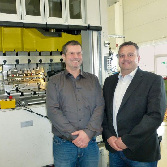 Martin Fischer from Hoffmann (left) and Meusburger Area Sales Manager Michael Kunzmann are happy about the trial phase's good results. Martin Fischer from Hoffmann (left) and Meusburger Area Sales Manager Michael Kunzmann are happy about the trial phase's good results.