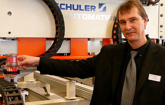 Dipl.-Ing. Rolf Cisar, Leiter Transfersysteme & Massivumformung bei Schuler Automation in Heßdorf: „Mit den neune 3-Achs-Transfers halten wir unseren Kunden alle Türen offen; durch den modularen Aufbau kann problemlos nachgerüstet werden.“ Bild: Kuhn Dipl.-Ing. Rolf Cisar, Leiter Transfersysteme & Massivumformung bei Schuler Automation in Heßdorf: „Mit den neune 3-Achs-Transfers halten wir unseren Kunden alle Türen offen; durch den modularen Aufbau kann problemlos nachgerüstet werden.“ Bild: Kuhn