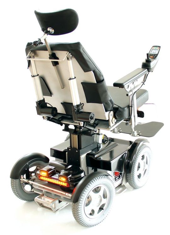 Motion Solutions hat einen extrem wendigen und kompakten Elektrorollstuhl für Personen mit bis zu 350 kg Körpergewicht entwickelt. Motion Solutions hat einen extrem wendigen und kompakten Elektrorollstuhl für Personen mit bis zu 350 kg Körpergewicht entwickelt.