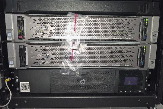 Verschiedene Server kanalisieren und sichern die IT-Landschaft des Autohauses.