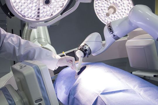 Mit einem Roboter als Assistenzsystem können Nadeln lediglich in fünf Minuten platziert werden. Mit einem Roboter als Assistenzsystem können Nadeln lediglich in fünf Minuten platziert werden.