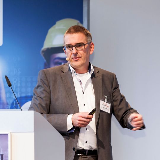 Thorsten Pötter leitet den Namur-Arbeitskreis „Enabling Industrie 4.0“ und ist als Experte für dieses Thema gern gehörter und gesehener Redner auf vielen Veranstaltungen. Thorsten Pötter leitet den Namur-Arbeitskreis „Enabling Industrie 4.0“ und ist als Experte für dieses Thema gern gehörter und gesehener Redner auf vielen Veranstaltungen.