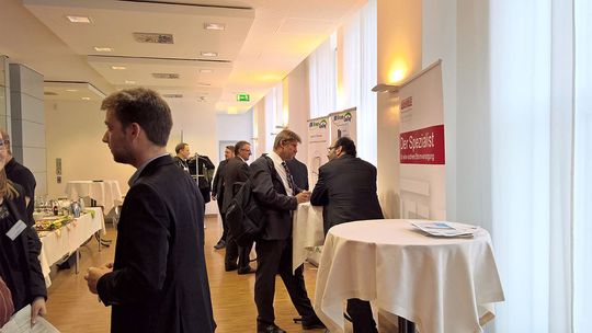 Viele innovative Firmen waren beim "Datacenter R_evolution Forum" in Schweinfurt präsent – rechts zu sehen die Stände von BM Green Cooling und Wöhrle.