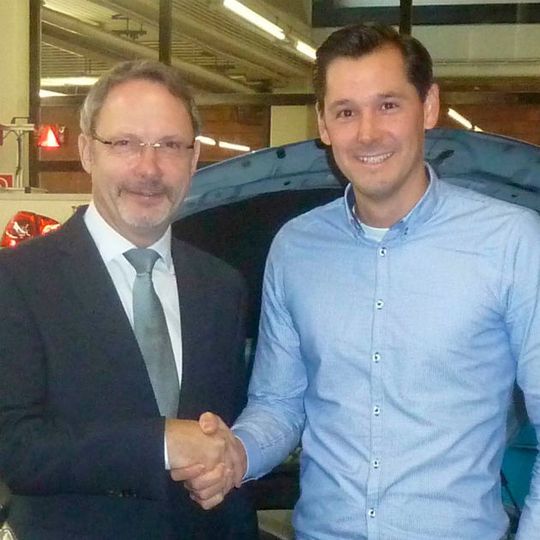 Gemeinsam für eine gute Ausbildung im Kfz-Gewerbe: Wolfgang Jardner (li., Niederlassungsleiter BMW Essen) und Marcel Seyer (Obermeister Kfz-Innung Essen).