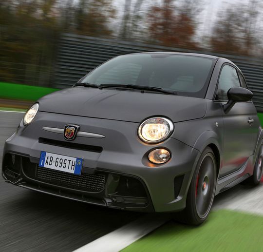 Der Abarth 695 Biposto ist die ultimative Rennversion des Fiat 500. Der Abarth 695 Biposto ist die ultimative Rennversion des Fiat 500.