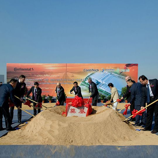 Offizielle Vertreter der Stadt Qingdao und des Contitech Managements haben gemeinsam den Grundstein für das neue Schlauchwerk in Qingdao, China, gelegt. Offizielle Vertreter der Stadt Qingdao und des Contitech Managements haben gemeinsam den Grundstein für das neue Schlauchwerk in Qingdao, China, gelegt.
