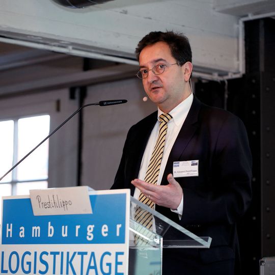 Dr. Giovanni Prestifilippo, Geschäftsführer von PSI Logistics, sprach im Rahmen der Hamburger Logistiktage zum Thema „Optimierung von Logistik-Netzwerken“. Dr. Giovanni Prestifilippo, Geschäftsführer von PSI Logistics, sprach im Rahmen der Hamburger Logistiktage zum Thema „Optimierung von Logistik-Netzwerken“.