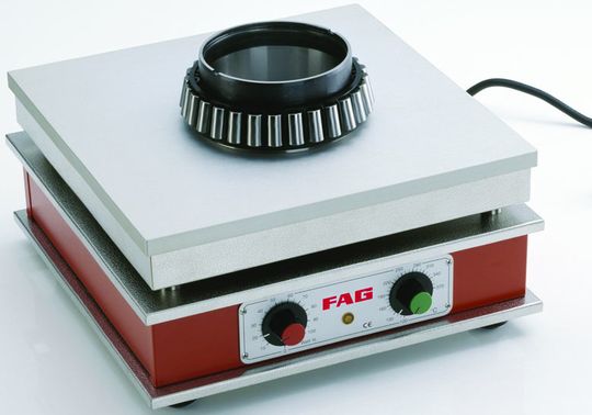 Der FAG-Heating-Ring ermöglicht in Verbindung mit der FAG-Heater-Plate-370C einen schnellen und einfachen Ein- und Ausbau von Wälzlagern. Bild: FIS Der FAG-Heating-Ring ermöglicht in Verbindung mit der FAG-Heater-Plate-370C einen schnellen und einfachen Ein- und Ausbau von Wälzlagern. Bild: FIS