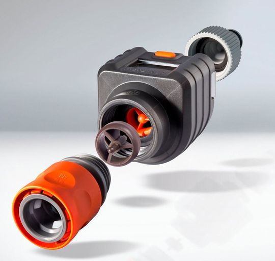 Spritzgegossene Magnete (bräunliches Teil im Bild, im Einsatz in einem Wasser-Durchlaufmesser) erfreuen sich in der produzierenden Industrie steigender Beliebtheit, sagt Barlog. Verantwortlich dafür seien zum einen Kosteneinsparungen durch Metallersatz und zum anderen Möglichkeiten der Funktionsintegration.