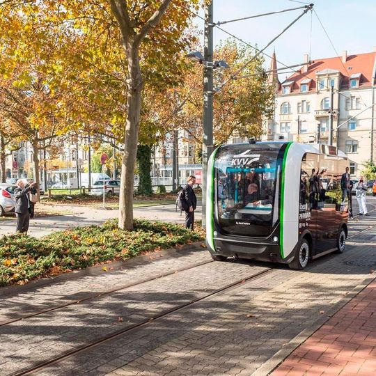 Die Gäste der Auftaktveranstaltung wurden anschließend mit dem automatisierten Mini-Omnibus der Firma Local Motors zur Testfeld-Leitstelle gefahren. Die Gäste der Auftaktveranstaltung wurden anschließend mit dem automatisierten Mini-Omnibus der Firma Local Motors zur Testfeld-Leitstelle gefahren.