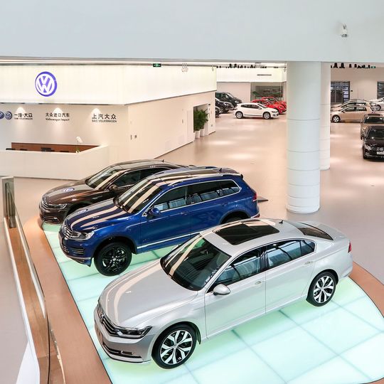 Im Flagshipstore in Peking zeigt VW alle im Land angebotenen Modelle der Marke. Im Flagshipstore in Peking zeigt VW alle im Land angebotenen Modelle der Marke.