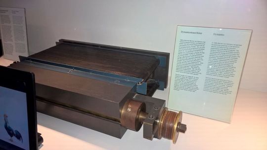 1866 erkannte Werner von Siemens bei Induktionsexperimenten mit Elektromagneten das technische Potential des dynamoelektrischen Prinzips. Die von ihm entwickelte Dynamomaschine wandelte mechanische Energie wirtschaftlich in Strom um.
