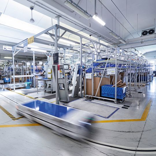 Die Digitalisierung ist in dieser Fabrik von Rittal in Vallegio bereits angekommen. Fast menschenleer übernehmen dort auf dieser Fertigungslinie automatisch, auf festgelegten Routen fahrende Transportwagen die Zuführung von Teilen und von gefertigten Geräten zu den Einzelarbeitsplätzen. Die Digitalisierung ist in dieser Fabrik von Rittal in Vallegio bereits angekommen. Fast menschenleer übernehmen dort auf dieser Fertigungslinie automatisch, auf festgelegten Routen fahrende Transportwagen die Zuführung von Teilen und von gefertigten Geräten zu den Einzelarbeitsplätzen.
