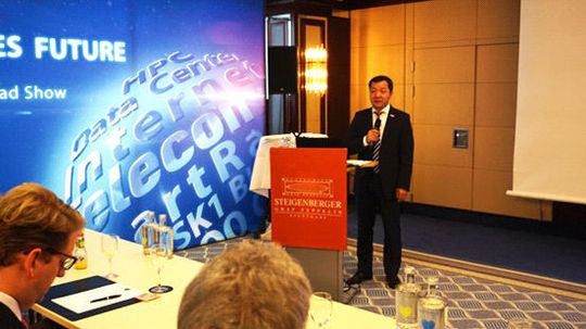 Jay Zhang bei seiner Begrüßungsrede in Stuttgart.