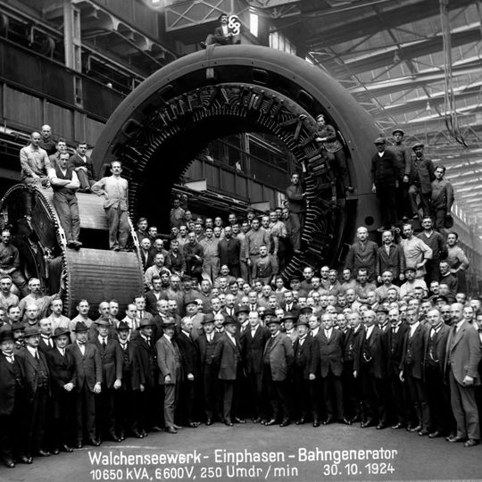 Für das 1924 in Betrieb genommene Walchenseekraftwerk, damals größten Speicherkraftwerks der Welt, entstanden im Dynamowerk imposante Einphasen-Generatoren. Für das 1924 in Betrieb genommene Walchenseekraftwerk, damals größten Speicherkraftwerks der Welt, entstanden im Dynamowerk imposante Einphasen-Generatoren.