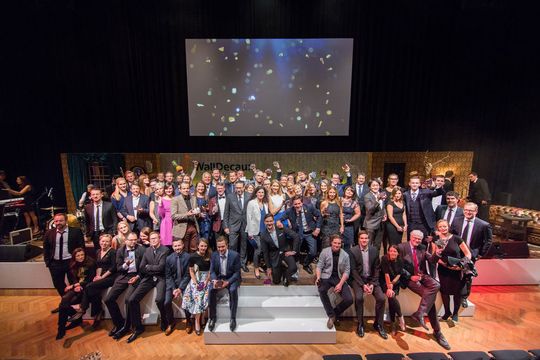 Stolz und strahlend! Die Gewinner der GWA Effies 2016 auf der Bühne des Gesellschaftshauses im Frankfurter Palmengarten. Stolz und strahlend! Die Gewinner der GWA Effies 2016 auf der Bühne des Gesellschaftshauses im Frankfurter Palmengarten.