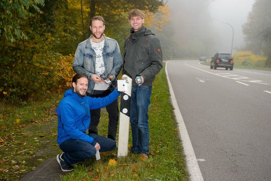 Die Studenten Benjamin Kirsch (kniend), Julian Neu (Mitte) und Daniel Gillo (r.) haben ein solarbetriebenes Sensorsystem entwickelt, das Falschfahrer früh erkennt und Warnungen veranlassen kann. Die Studenten Benjamin Kirsch (kniend), Julian Neu (Mitte) und Daniel Gillo (r.) haben ein solarbetriebenes Sensorsystem entwickelt, das Falschfahrer früh erkennt und Warnungen veranlassen kann.