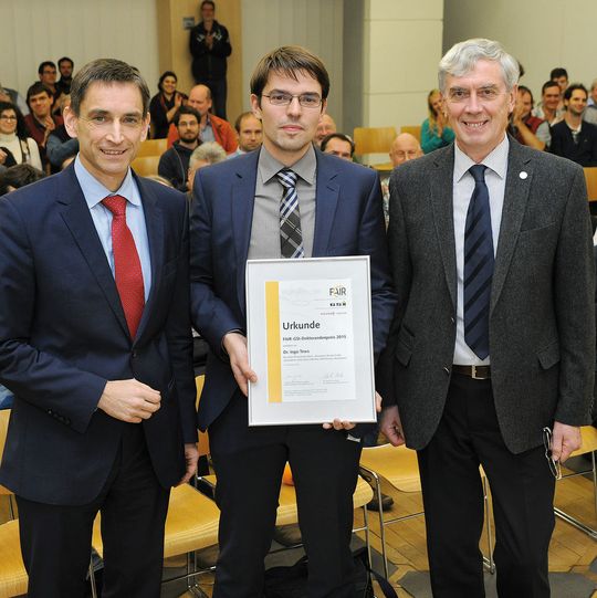 Dr. Ulrich von Hülsen (li.), Mitglied der Geschäftsleitung Pfeiffer Vacuum und Professor Boris Sharkov (re.), wissenschaftlicher Geschäftsführer FAIR übergaben den FAIR-GSI-Doktorandenpreis an Dr. Ingo Tews. Dr. Ulrich von Hülsen (li.), Mitglied der Geschäftsleitung Pfeiffer Vacuum und Professor Boris Sharkov (re.), wissenschaftlicher Geschäftsführer FAIR übergaben den FAIR-GSI-Doktorandenpreis an Dr. Ingo Tews.