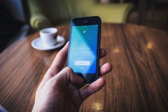 LinkedIn und Youtube für die Neukundengewinnung, Facebook für Bestandskunden, Xing für Recruiting und Twitter für Journalisten – So nutzen B2B-Unternehmen Social Media. LinkedIn und Youtube für die Neukundengewinnung, Facebook für Bestandskunden, Xing für Recruiting und Twitter für Journalisten – So nutzen B2B-Unternehmen Social Media.