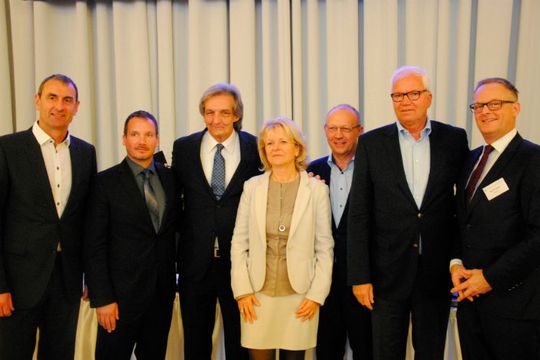 Führungsteam des Nissan Händlerverbandes: (v.li.) Markus Walter, Alfred Gabrisch, Präsident Frank Perez, Marlies Wegener, Jürgen Mattern, Gisbert Schücking (ehemaliges Vorstandsmitglied) und Geschäftsführer Jörg Seemann.