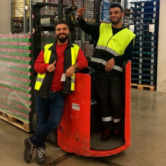 Fiege hat am Standort Bremen ein Qualifizierungsprojekt in der Logistik für elf geflüchtete Männer gestartet. Fiege hat am Standort Bremen ein Qualifizierungsprojekt in der Logistik für elf geflüchtete Männer gestartet.