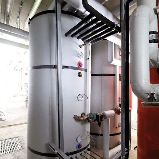 Herzstück einer Thermotract-Anlage ist der Wärmespeicher. Dort wird die Abwärme „gelagert“, bis die Steuerung der Warmwasserbereitung oder Raumheizung Bedarf anmeldet. Herzstück einer Thermotract-Anlage ist der Wärmespeicher. Dort wird die Abwärme „gelagert“, bis die Steuerung der Warmwasserbereitung oder Raumheizung Bedarf anmeldet.