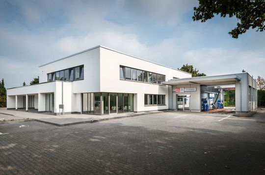 Das neue Ausbildungszentrum des TÜV Rheinland in Niederzier: Der lichtdurchflutete Kubus ist mit modernster Prüftechnik ausgestattet. Das neue Ausbildungszentrum des TÜV Rheinland in Niederzier: Der lichtdurchflutete Kubus ist mit modernster Prüftechnik ausgestattet.