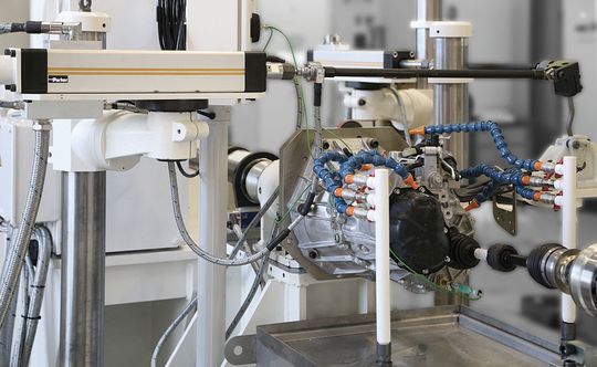 Schalthebelbetätigung: Zwei ETT-Linearmotoren bewegen den Schalthebel im Gangwechsel-Simulationsbetrieb und führen so die H-Schaltkulisse nach. Schalthebelbetätigung: Zwei ETT-Linearmotoren bewegen den Schalthebel im Gangwechsel-Simulationsbetrieb und führen so die H-Schaltkulisse nach.