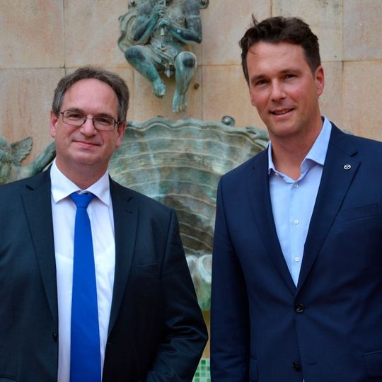 Mazda-Händlerverbandspräsident Werner Prange (li.) und Mazda-Deutschland-Geschäftsführer Bernhard Kaplan suchen auch künftig den engen Schulterschluss. Mazda-Händlerverbandspräsident Werner Prange (li.) und Mazda-Deutschland-Geschäftsführer Bernhard Kaplan suchen auch künftig den engen Schulterschluss.