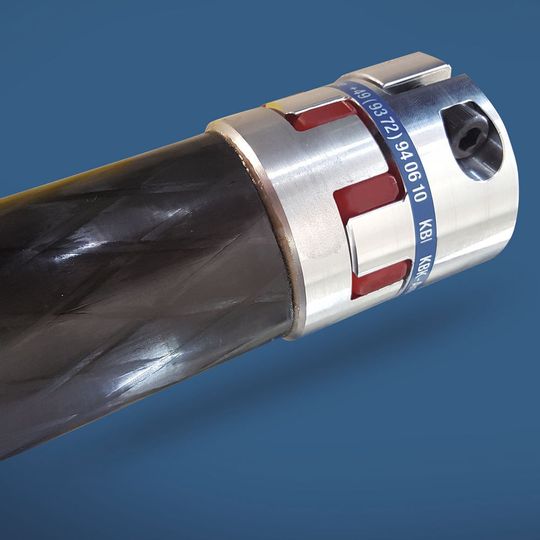 Mit der neuentwickelten Distanzkupplung aus carbonfaserverstärktem Kunststoff (CFK) von KBK Antriebstechnik sollen Achsabstände von 6 m überbrückt werden können. Mit der neuentwickelten Distanzkupplung aus carbonfaserverstärktem Kunststoff (CFK) von KBK Antriebstechnik sollen Achsabstände von 6 m überbrückt werden können.