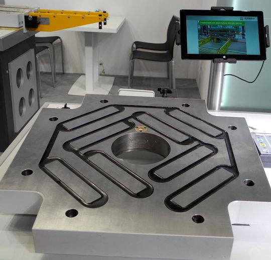 Ein K-Highlight am Stand von Roehmeld waren die neu entwickelten Hochtemperatur-Magnetspannsysteme für das Spritzgießen. Bis 240 °C seien diese einsetzbar, was sie für die Verarbeitung von Hochleistungs-Kunststoffen auf Spritzgießmaschinen prädestiniere. Ein K-Highlight am Stand von Roehmeld waren die neu entwickelten Hochtemperatur-Magnetspannsysteme für das Spritzgießen. Bis 240 °C seien diese einsetzbar, was sie für die Verarbeitung von Hochleistungs-Kunststoffen auf Spritzgießmaschinen prädestiniere.