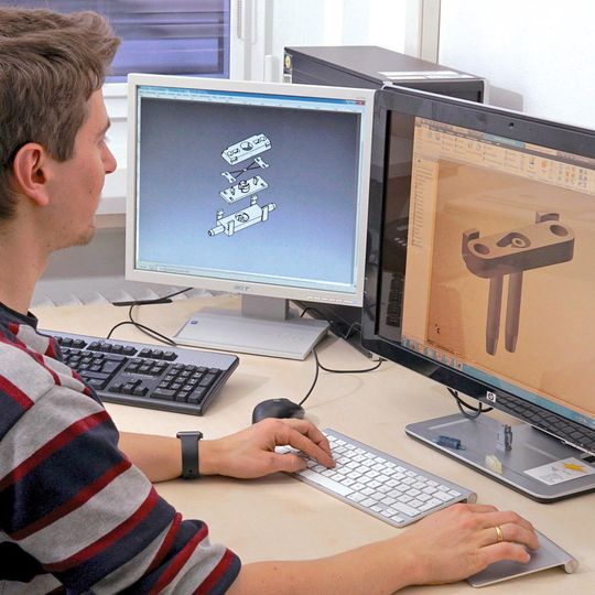 Stehen Parameter, Größe und Anordnung der fluidischen Verbindungen fest, werden mithilfe eines CAD-Systems die Aktoren gestaltet, die per Laser aus der FGL-Folie ausgeschnitten werden. Stehen Parameter, Größe und Anordnung der fluidischen Verbindungen fest, werden mithilfe eines CAD-Systems die Aktoren gestaltet, die per Laser aus der FGL-Folie ausgeschnitten werden.