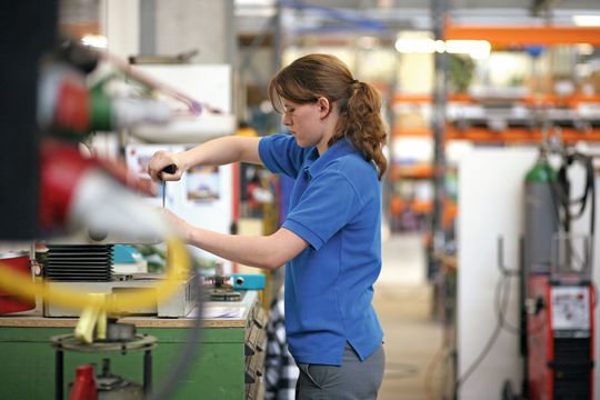 54 Prozent der Arbeitnehmenden fühlen sich emotional mit dem Arbeitgeber verbunden und nur 16 Prozent der Beschäftigten setzen sich intensiv damit auseinander, ihre Stelle zu kündigen. 54 Prozent der Arbeitnehmenden fühlen sich emotional mit dem Arbeitgeber verbunden und nur 16 Prozent der Beschäftigten setzen sich intensiv damit auseinander, ihre Stelle zu kündigen.