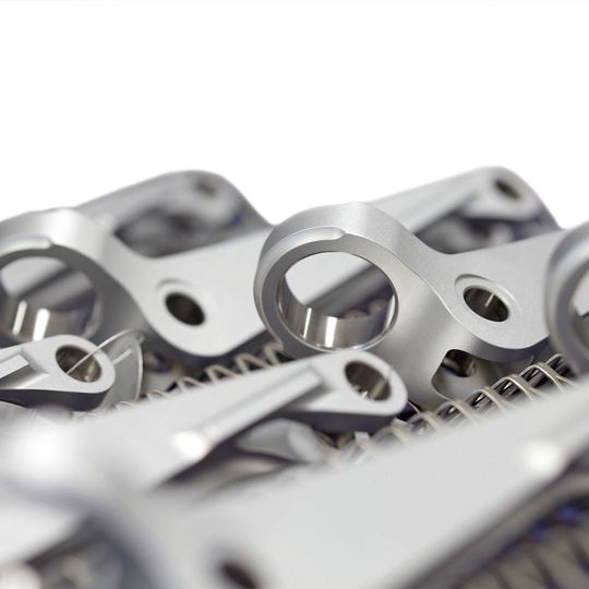IVD-aluminiumbeschichtete Bauteile mit Maskierung im inneren Durchmesser. Nach der Beschichtung erfuhren die Bauteile eine Chrom(III)-haltige Passivierung. IVD-aluminiumbeschichtete Bauteile mit Maskierung im inneren Durchmesser. Nach der Beschichtung erfuhren die Bauteile eine Chrom(III)-haltige Passivierung.