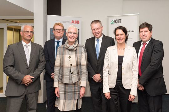 Freuen sich auf die Intensivierung der Zusammenarbeit (v.l.): Professor Joachim Knebel (Leiter des Bereichs 3 – Maschinenbau und Elektrotechnik), Dr. Jan-Henning Fabian (Leiter ABB Forschungszentrum Ladenburg), Dr. Elke Luise Barnstedt (Vizepräsidentin für Personal und Recht, KIT), Hans-Georg Krabbe (Vorstandsvorsitzender ABB Deutschland), Dr. Barbara Schmuker (Leiterin Business Club, KIT), Professor Thomas Hirth (Vizepräsident für Innovation und Internationales, KIT). Freuen sich auf die Intensivierung der Zusammenarbeit (v.l.): Professor Joachim Knebel (Leiter des Bereichs 3 – Maschinenbau und Elektrotechnik), Dr. Jan-Henning Fabian (Leiter ABB Forschungszentrum Ladenburg), Dr. Elke Luise Barnstedt (Vizepräsidentin für Personal und Recht, KIT), Hans-Georg Krabbe (Vorstandsvorsitzender ABB Deutschland), Dr. Barbara Schmuker (Leiterin Business Club, KIT), Professor Thomas Hirth (Vizepräsident für Innovation und Internationales, KIT).