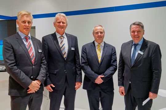 (v.l.): Gerald Mies (Geschäftsführer Carl Cloos Schweißtechnik GmbH), Carl-Eberhard Cloos (Cloos Holding GmbH & Co. KG), Andreas Baumüller (Geschäftsführer Baumüller Holding GmbH & Co.KG) und Sieghard Thomas (Geschäftsführer Carl Cloos Schweißtechnik GmbH) besiegeln die Zusammenarbeit für eine Innovationsführerschaft in der automatisierten Schweißtechnik. (v.l.): Gerald Mies (Geschäftsführer Carl Cloos Schweißtechnik GmbH), Carl-Eberhard Cloos (Cloos Holding GmbH & Co. KG), Andreas Baumüller (Geschäftsführer Baumüller Holding GmbH & Co.KG) und Sieghard Thomas (Geschäftsführer Carl Cloos Schweißtechnik GmbH) besiegeln die Zusammenarbeit für eine Innovationsführerschaft in der automatisierten Schweißtechnik.
