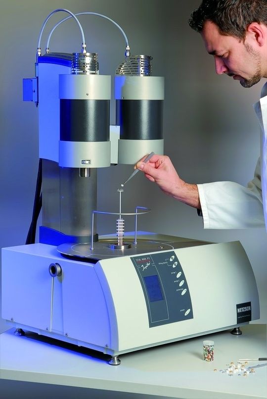 Abb.1: Die STA 449 F1 Jupiter für die simultane thermische Analyse (Im Bild mit einer Doppelofenanordnung). Abb.1: Die STA 449 F1 Jupiter für die simultane thermische Analyse (Im Bild mit einer Doppelofenanordnung).