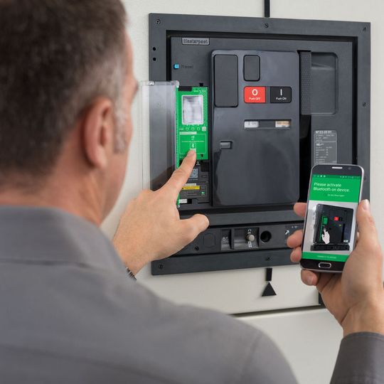 Die Schnittstelle nach dem Bluetooth-Smart-Standard IEEE 802.15.1 gestattet es, sämtliche Information über jedes Smartphone abzurufen. Die Schnittstelle nach dem Bluetooth-Smart-Standard IEEE 802.15.1 gestattet es, sämtliche Information über jedes Smartphone abzurufen.