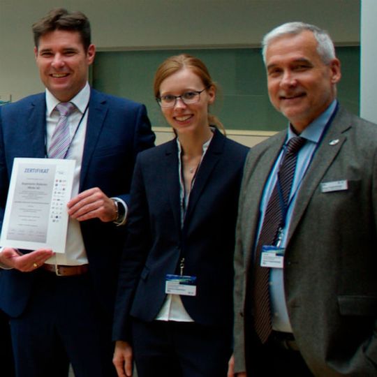Zertifizierung bestanden: (v.li.) Harald Grassl (BMW), Katerina Krejcarkova (BMW Agentur) und Klaus Poppenberger (BMW).