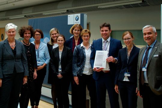 Erste Zertifizierung für die neue Gütegemeinschaft: BMW darf für fünf Jahre Serviceassistenten ausbilden.