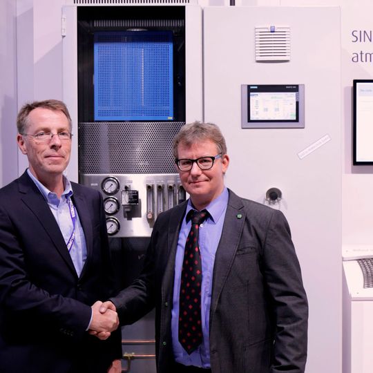 Auf dem Word PM 2016 kaufte Bernd Würtele (r.) eine Sinterflex-Anlage von Linde. Auf dem Word PM 2016 kaufte Bernd Würtele (r.) eine Sinterflex-Anlage von Linde.