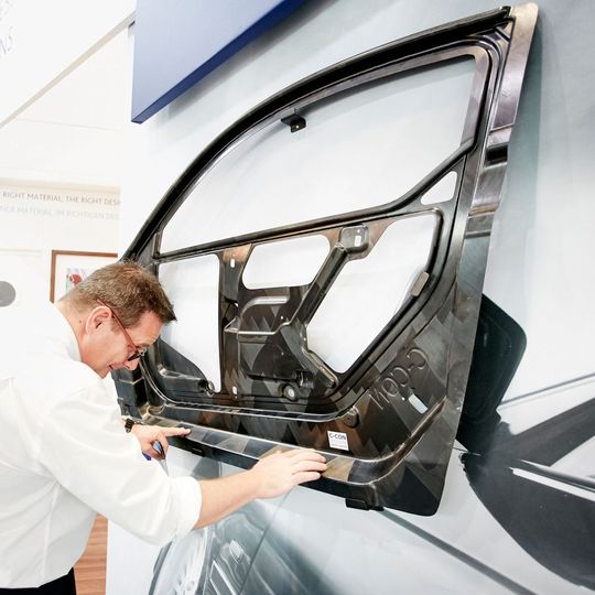Das neue Lightweight Technologies Forum zeigt im Rahmen der beiden Fachmessen Composites Europe und Aluminium aktuelle Entwicklungen auf dem Markt. Das neue Lightweight Technologies Forum zeigt im Rahmen der beiden Fachmessen Composites Europe und Aluminium aktuelle Entwicklungen auf dem Markt.
