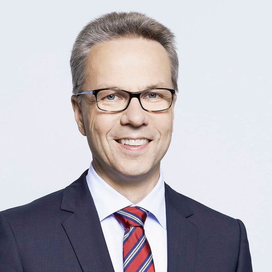 Dr. Stefan Spindler, CEO der Sparte Industrie, will durch Kostensenkungen und bessere Kapazitätsauslastung die EBIT-Marge bis 2018 auf 10 bis 11 % verbessern. Dr. Stefan Spindler, CEO der Sparte Industrie, will durch Kostensenkungen und bessere Kapazitätsauslastung die EBIT-Marge bis 2018 auf 10 bis 11 % verbessern.