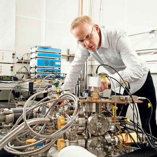 Alles im Blick: Christian Ast prüft die Anschlüsse des Rastertunnelmikroskops. (Ausschnitt) Alles im Blick: Christian Ast prüft die Anschlüsse des Rastertunnelmikroskops. (Ausschnitt)