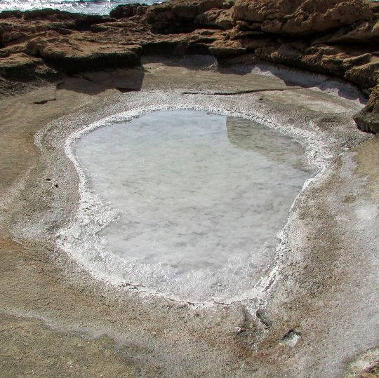 Extremolyte sind Naturstoffe, die aus Mikroorganismen (z.B. Bakterien) stammen, die unter extremen Bedingungen, wie Hitze, Kälte, Dürre oder wie hier im Bild hohen Salzkonzentrationen leben. Extremolyte sind Naturstoffe, die aus Mikroorganismen (z.B. Bakterien) stammen, die unter extremen Bedingungen, wie Hitze, Kälte, Dürre oder wie hier im Bild hohen Salzkonzentrationen leben.